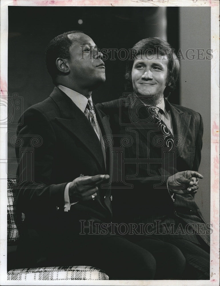 1971 Press Photo Actors Flip Wilson & Roger Miller in "Laugh-In" - Historic Images