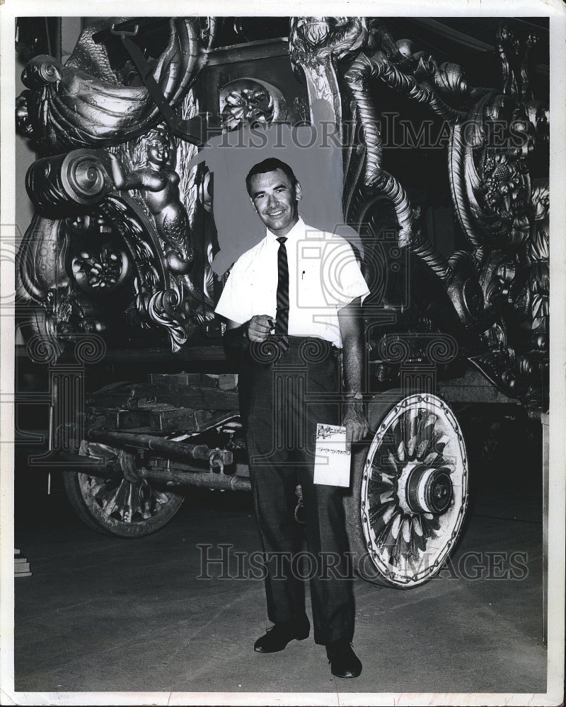 1964 Press Photo Mel Miller Jr Curator Of Ringling Brothers Circus Museum - Historic Images