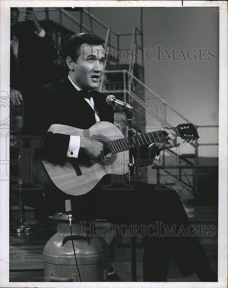 1968 Press Photo singer, songwriter, musician and actor Roger Miller - Historic Images