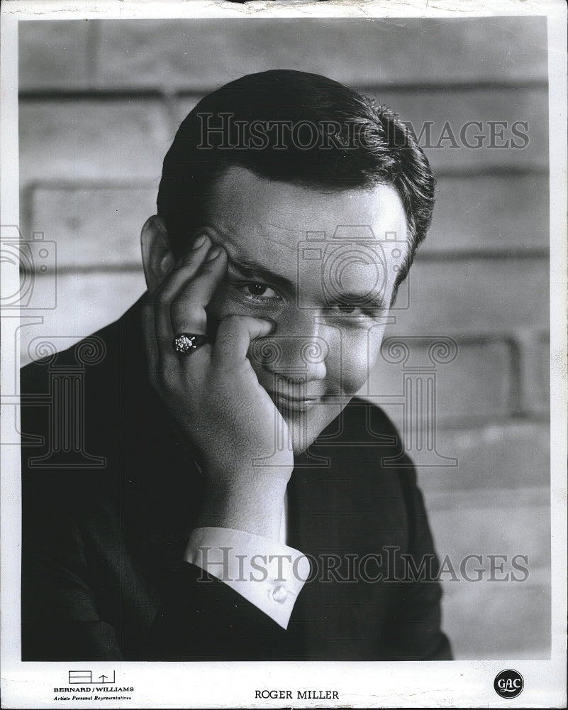 1966 Press Photo Roger Miller with Bernard Williams reps. - Historic Images