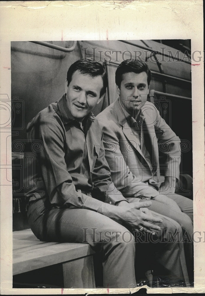 1966 Press Photo Singer  Roger Miller &amp; the Kingston Trio - Historic Images