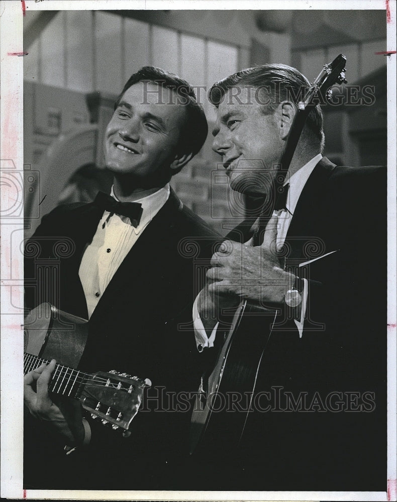 1966 Press Photo  Roger Miller &amp; Arthur Godfrey - Historic Images