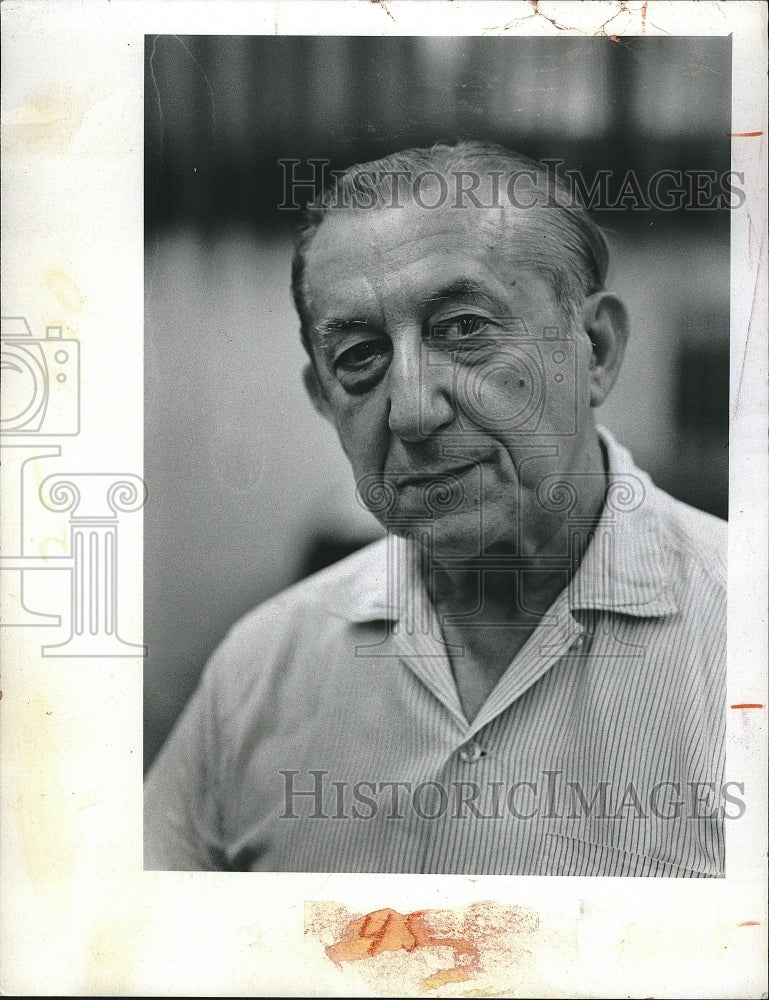 1973 Press Photo  Leon Poulpoulus conducting a symphony - Historic Images