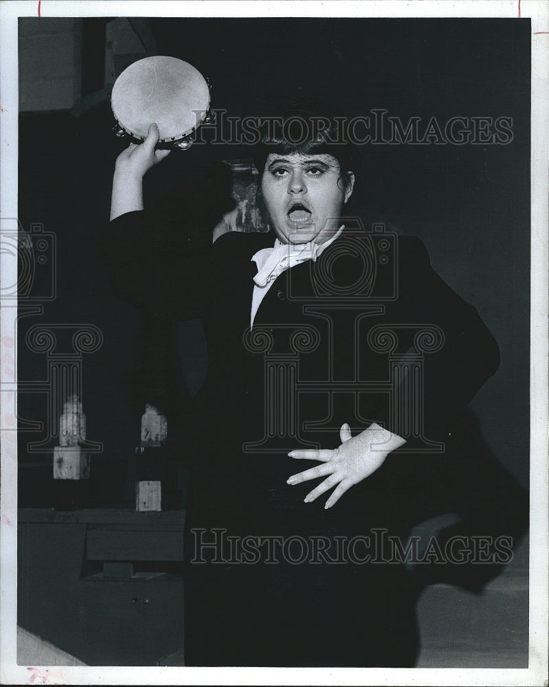 Press Photo An actress performing in a stage play with a tambourine - Historic Images