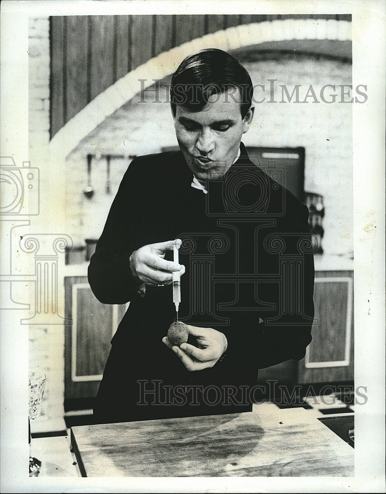 1969 Press Photo Graham Kerr The Galloping Gourmet Host - Historic Images