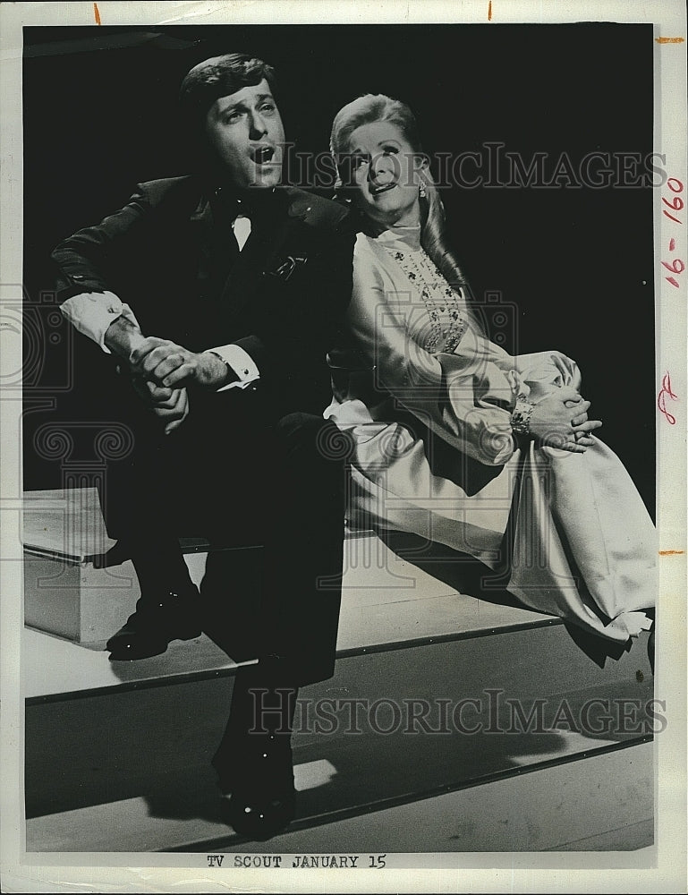 Press Photo Singer Jack Jones & Unidentified Woman - Historic Images