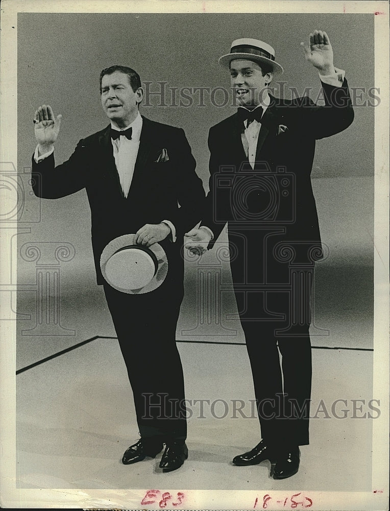 1966 Press Photo Milton Berle &amp; Jack Jones In &quot;Jack Jones On The Move&quot; - Historic Images