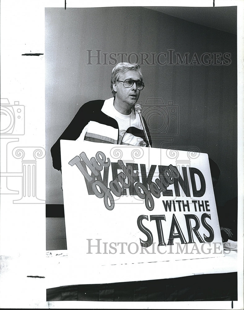 1989 Press Photo Jack Jones &amp; Weekend With The Stars Sign - Historic Images