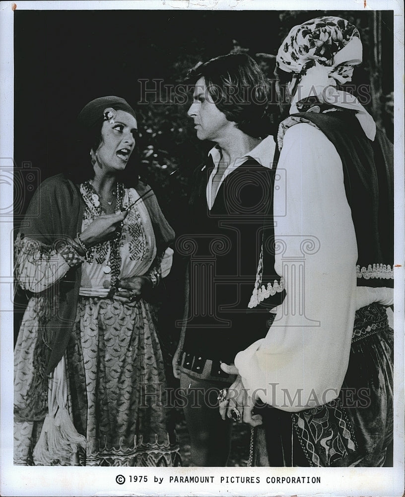 1975 Press Photo Dick Gautier and Lainie Kazan in "When Things Were Rotten" - Historic Images