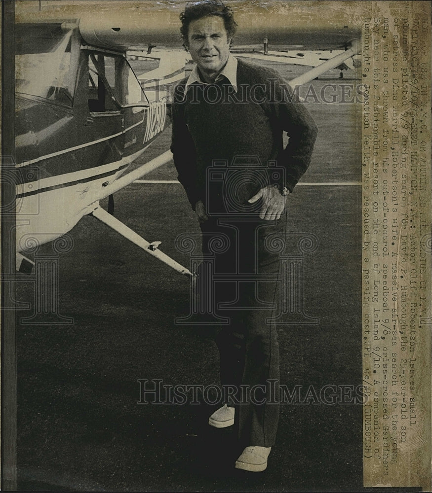 1973 Press Photo Actor Cliff Robertson Leaves Plane After Search For Rumbough - Historic Images