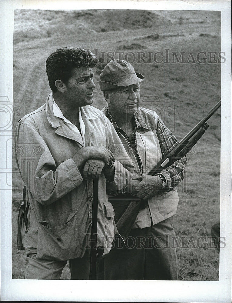 1970 Press Photo Dale Robertson &amp; Edgar Buchanan In &quot;The American Sportsman&quot; - Historic Images