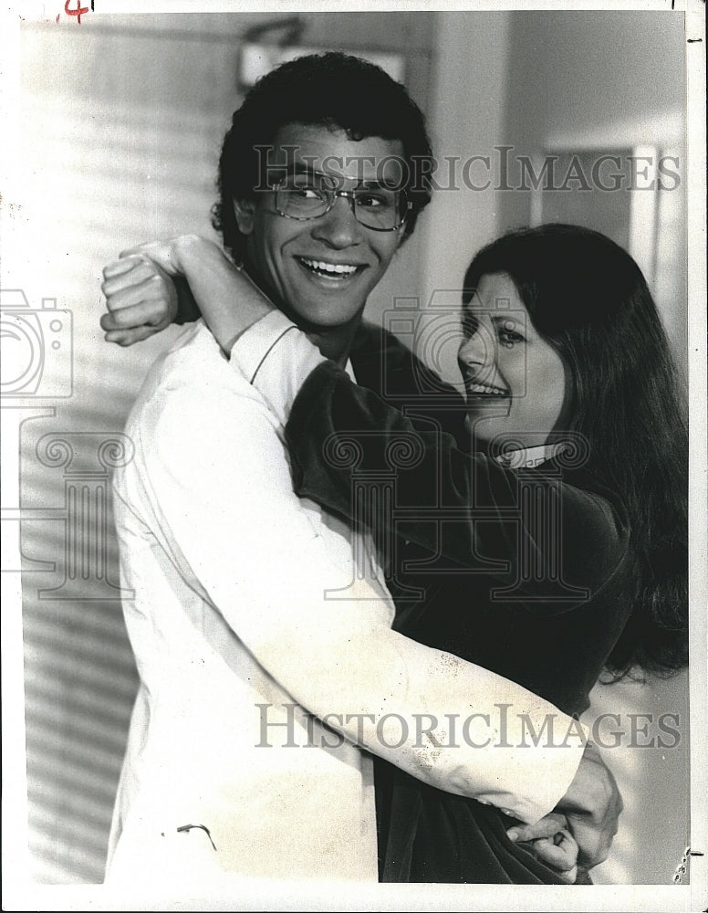 1981 Press Photo Actor Brian Mitchell and Robyn Douglass in &quot;Trapper John, M.D.&quot; - Historic Images