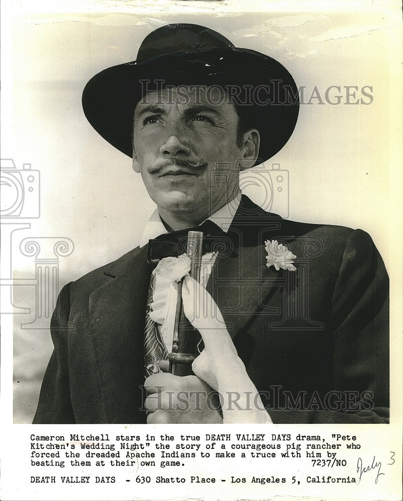 1960 Press Photo Actor Cameron Mitchell in &quot;Pete Kitchen&#39;s Wedding Night&quot; - Historic Images