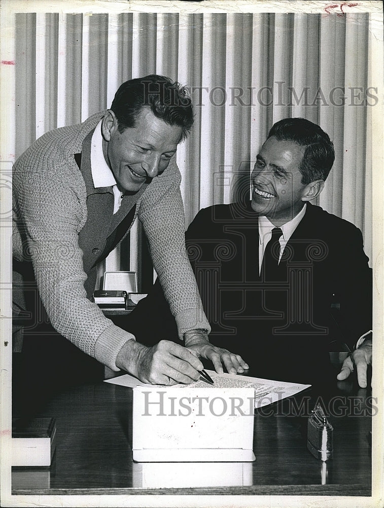 1962 Press Photo Danny Kaye American Actor Singer Dancer Comedian Signs Contract - Historic Images