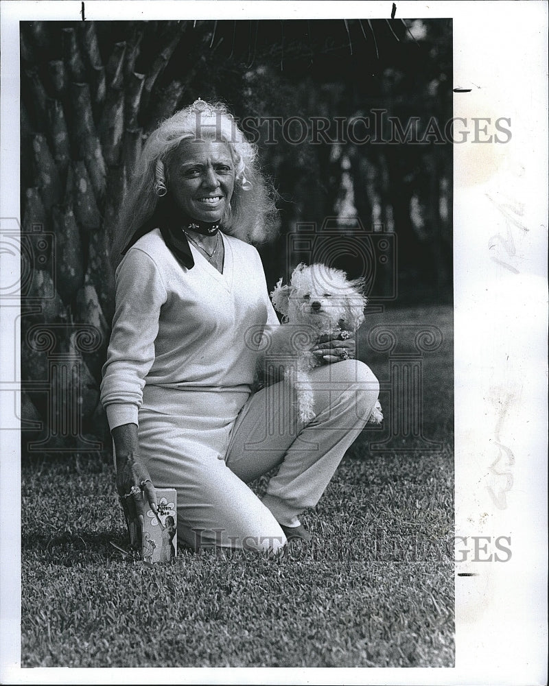 1984 Press Photo Joni Kaye for her &quot;Queen Bee&quot; product line - Historic Images