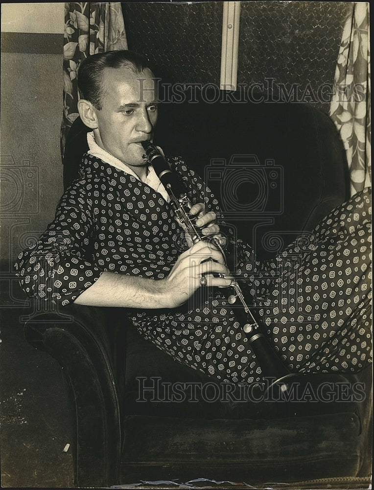 1941 Press Photo Swing band leader, Sammy Kaye &amp; his clarinet - Historic Images