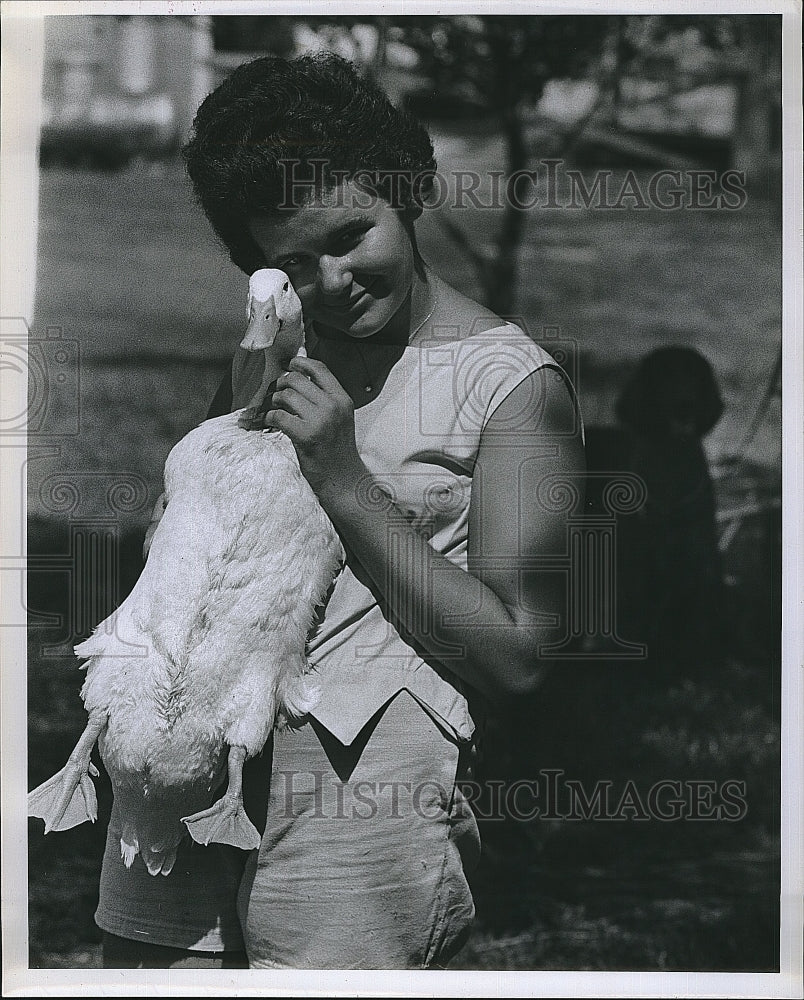 Press Photo Haddie Bell Timberlake with duck - Historic Images