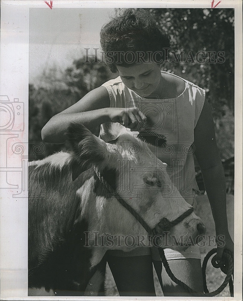 1963 Press Photo Haddie Bell Timberlake with a cow - Historic Images