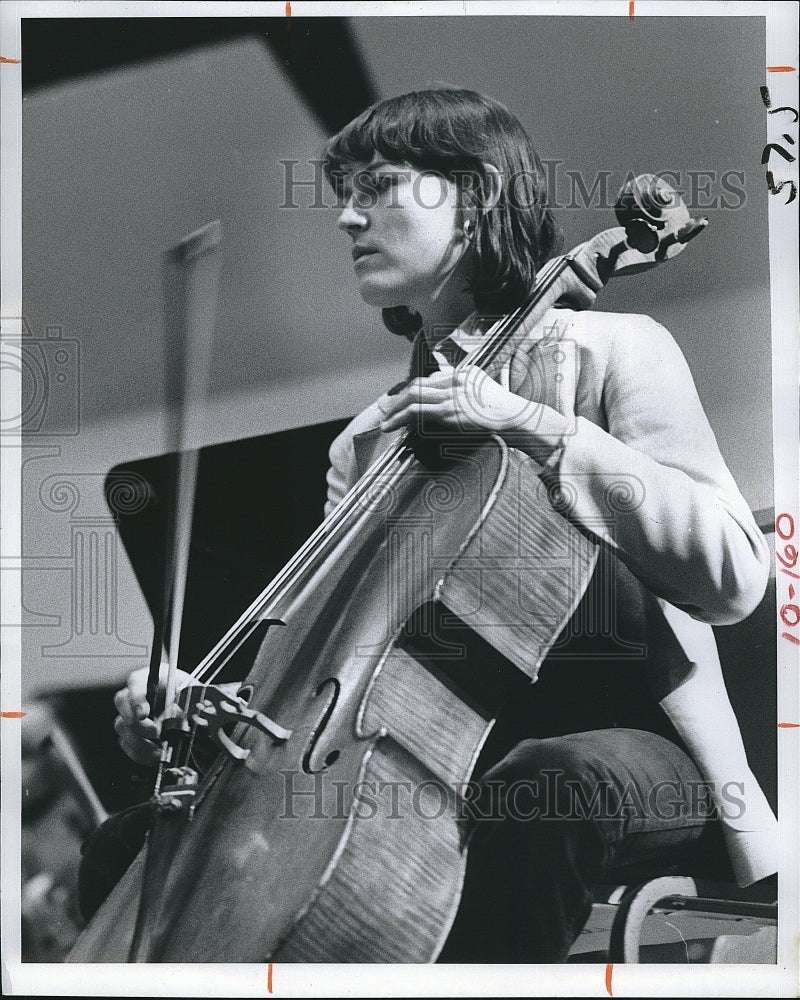 1982 Press Photo Cellist Blythe Tretick performing live - Historic Images