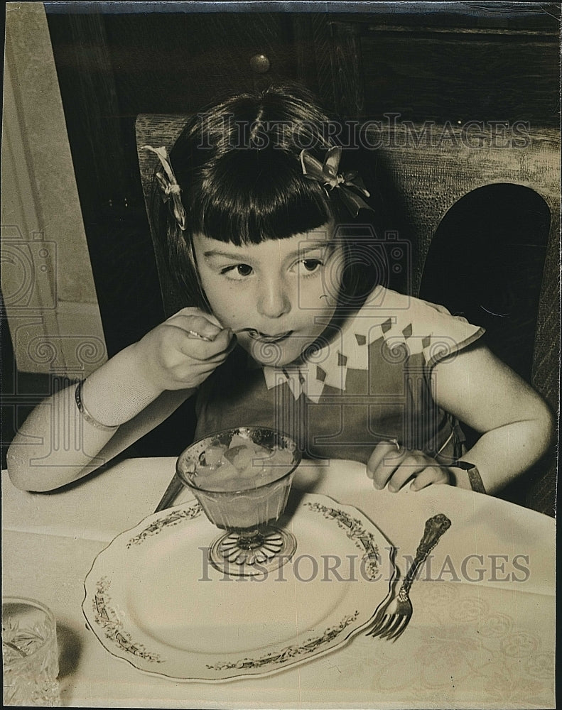 1940 Press Photo Refugee Girl Margaret Troup - Historic Images