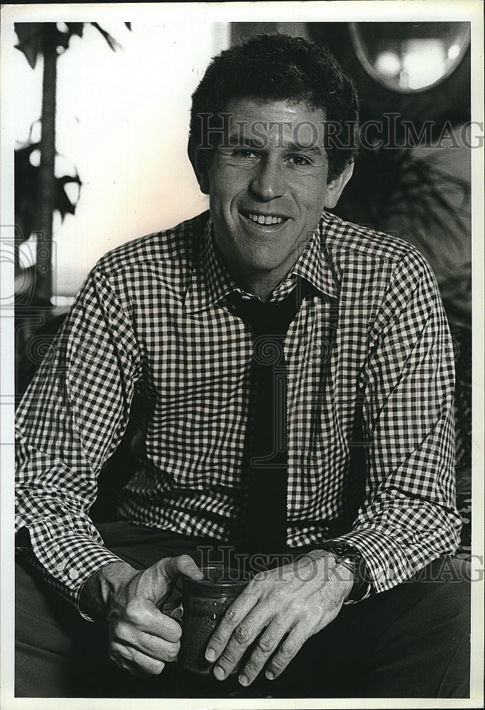 1980 Press Photo Actor Tony Roberts in "They're Playing Our Song" - Historic Images