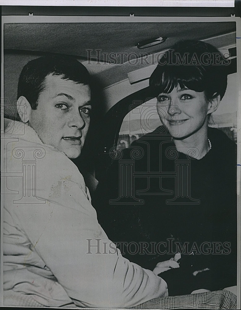 1963 Press Photo Actor Tony Curtis and Christine Kaufmann - Historic Images