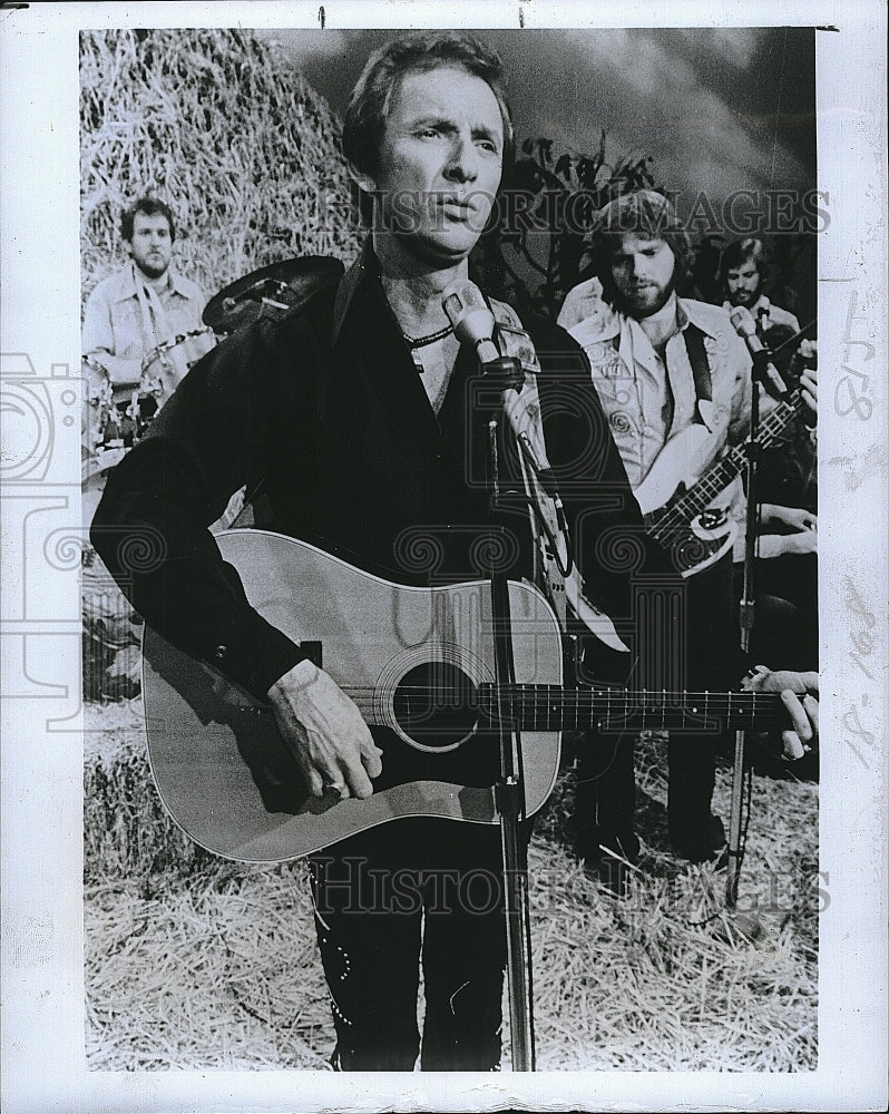 1977 Press Photo Mel Tillis, guest star on &quot;Hee Haw&quot; - Historic Images