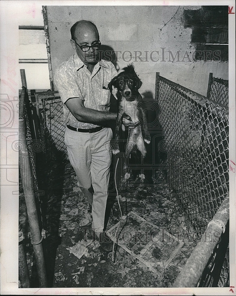 1972 Press Photo An unidentified man - Historic Images