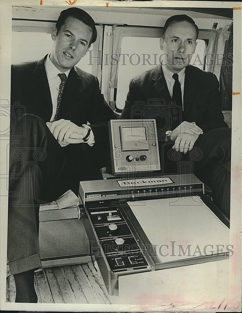 1967 Press Photo Peter Jennings & Dr. Stephen Ayers "Take A Deep, Deadly Breath" - Historic Images