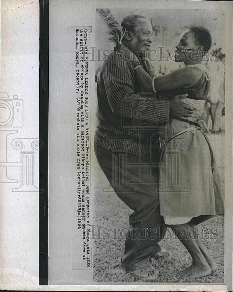 1964 Press Photo Kenya Prime Minister Jomo Kenyata With Tribal Dancer - Historic Images