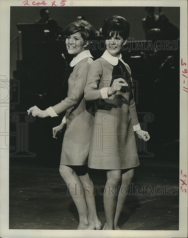 1968 Press Photo Sandi Jensen &amp; Salli Flynn Sing On The Lawrence Welk Show - Historic Images