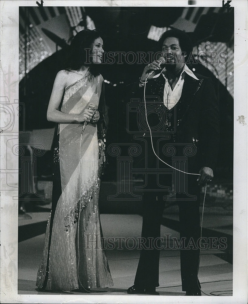 1977 Press Photo Marilyn McCoo Billy Davis Jr Perform On &quot;The Midnight Special&quot; - Historic Images