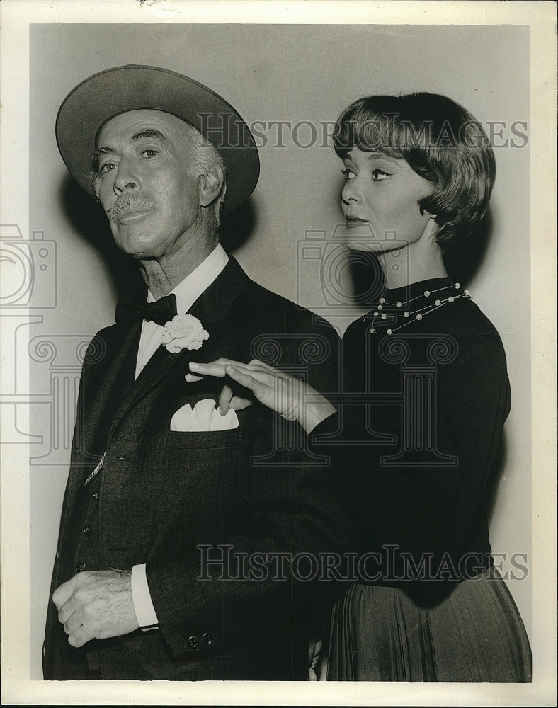 1961 Press Photo George Chandler & Christine White Star In "Ichabod & Me" - Historic Images