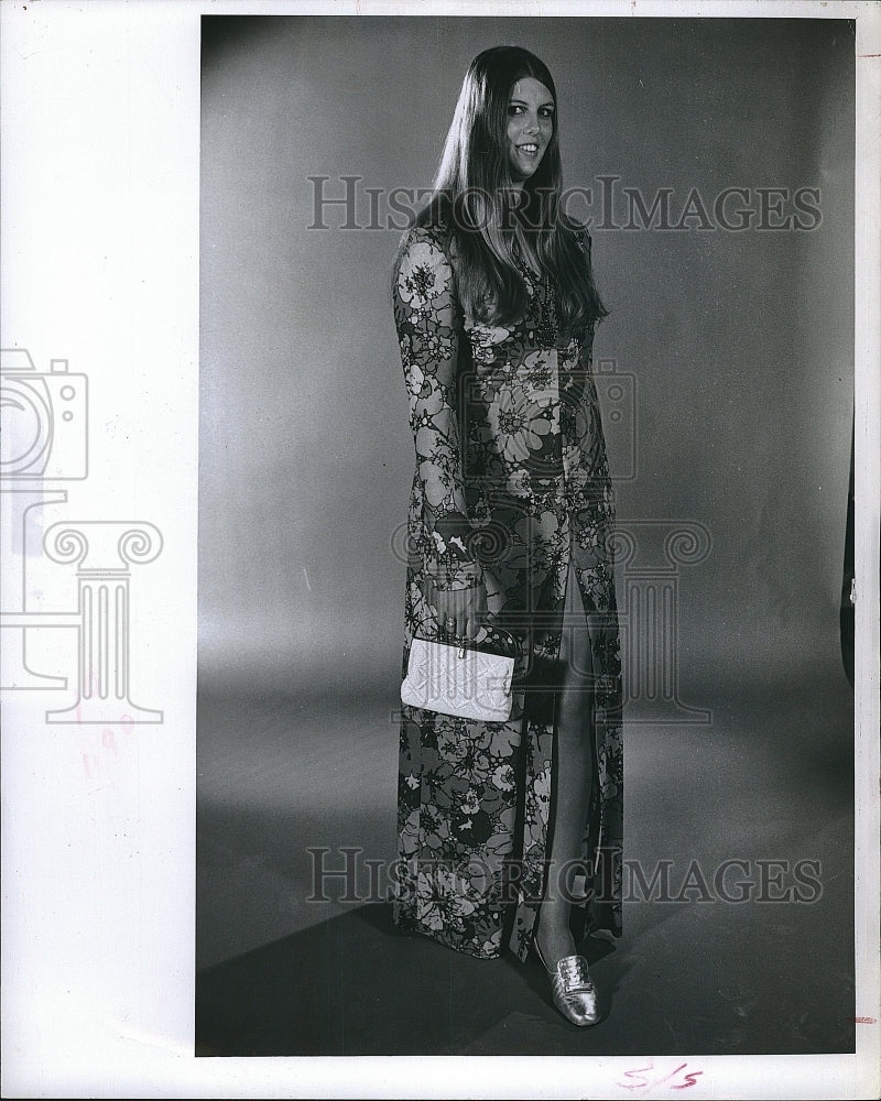 1972 Press Photo Melissa Roberts Designs New Silk Formal Dress - Historic Images