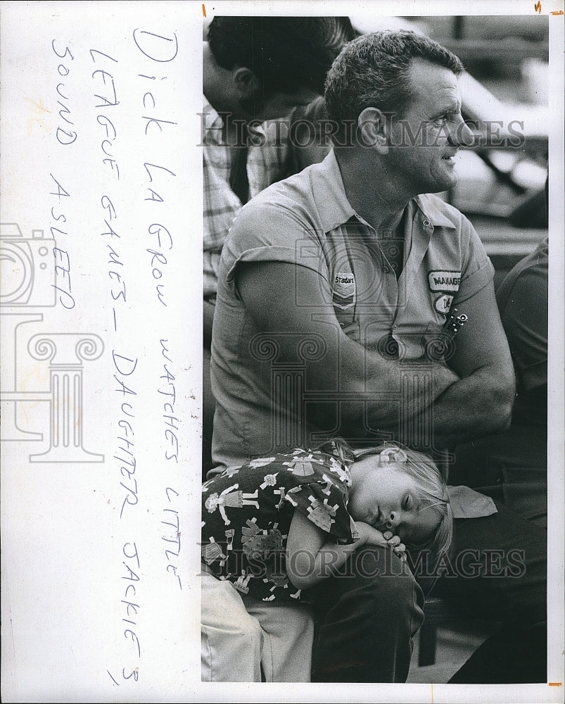 1974 Press Photo Dick La Grow Watches Little League With Daughter Jackie - Historic Images