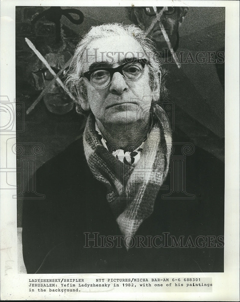 1983 Press Photo Artist Yefim Ladyzhensky In 1982 With One Of His Paintings - Historic Images