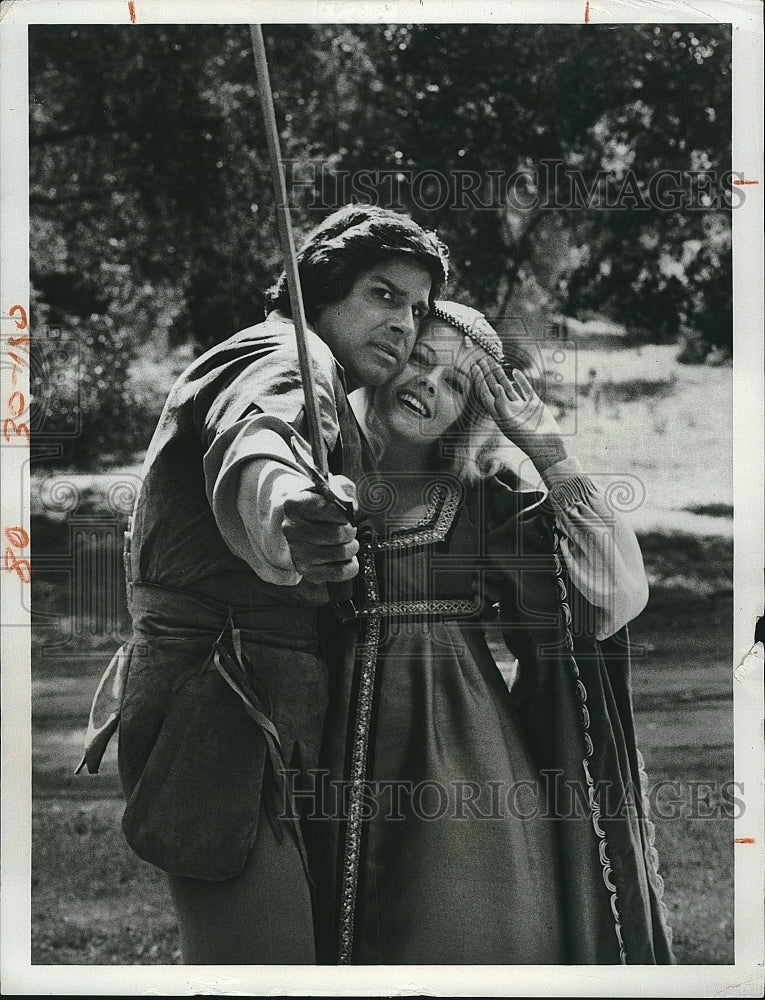 1975 Press Photo Dick Guatier Misty Rowe When things were Rotten actors - Historic Images