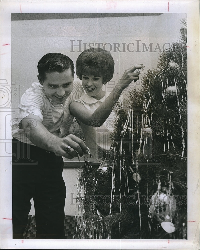 1984 Press Photo Don Rowland and wife tree trimming - Historic Images