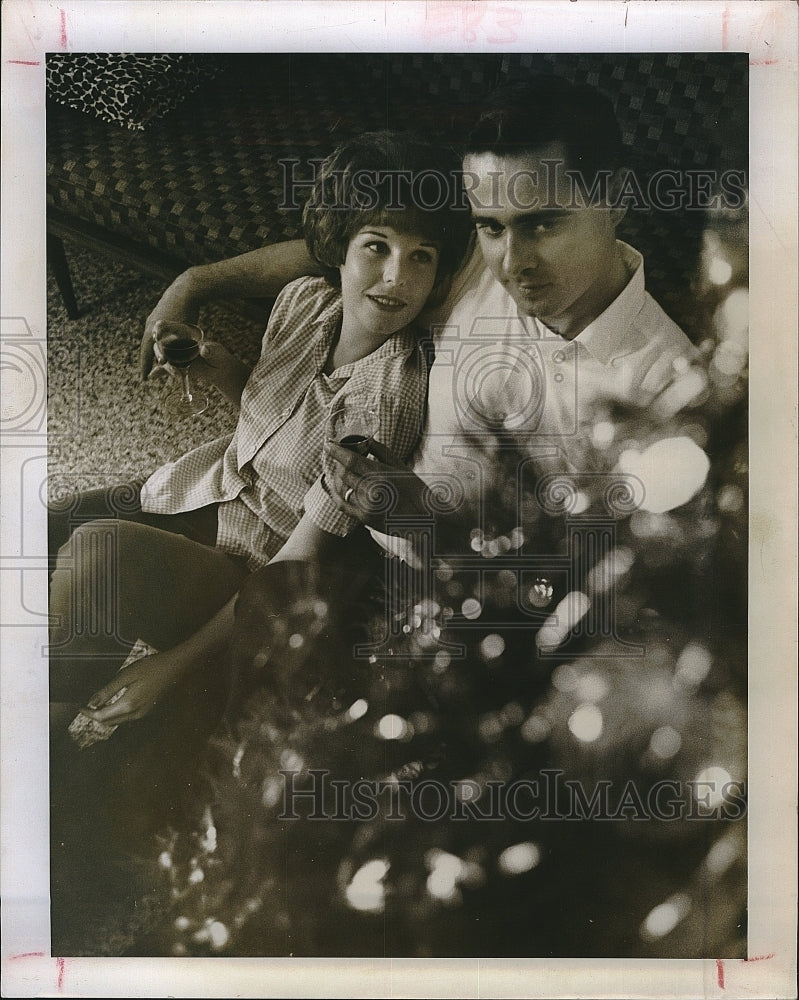 1964 Press Photo Don and Carol Rowland celebrating first Christmas Together - Historic Images