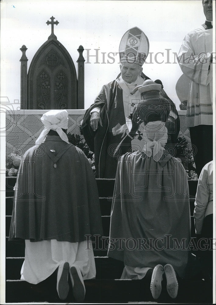 1989 Press Photo Pope John Paul II Blesses African Wellwishers Harare, Zimbabwe - Historic Images