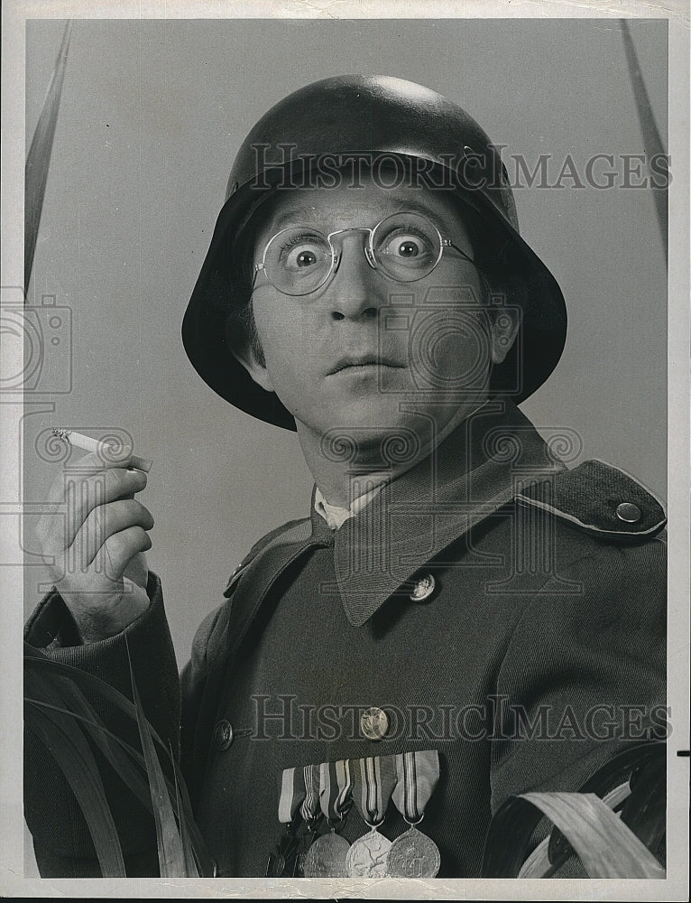 1971 Press Photo Arte Johnson Stars In "Arnold's Closet Review" - Historic Images