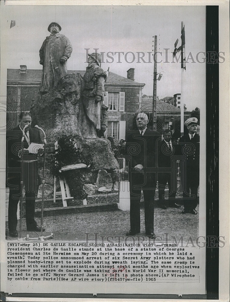 1965 Press Photo French Prsident Charles De Gaulle &amp; a statue - Historic Images