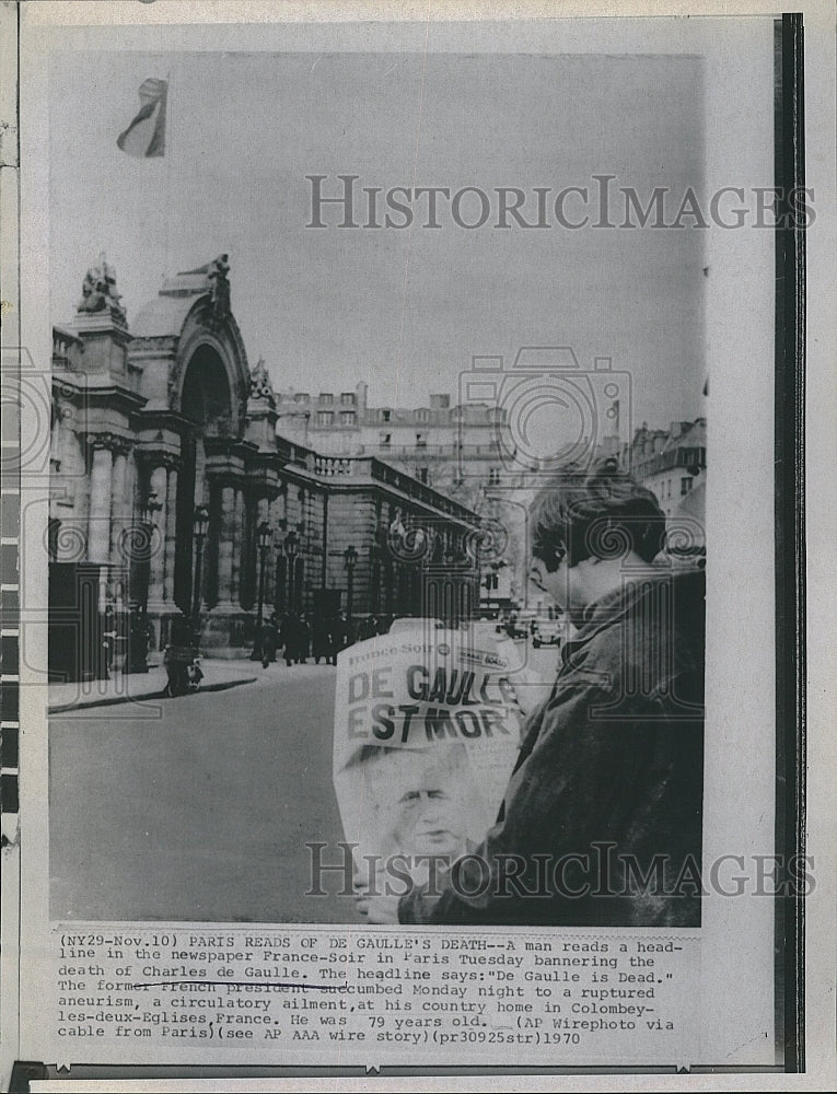 1970 Press Photo Street View Paris France Man Reads Paper Death Of President - Historic Images