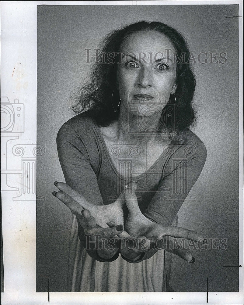 1978 Press Photo Dancer Lais, illustrate &quot;The Hawk&quot; by Will McLean. - Historic Images