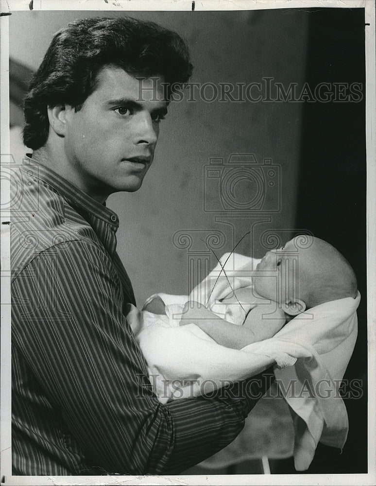 1983 Press Photo Lorenzo Lamas  stars as Lance in "Falcon  Crest". - Historic Images