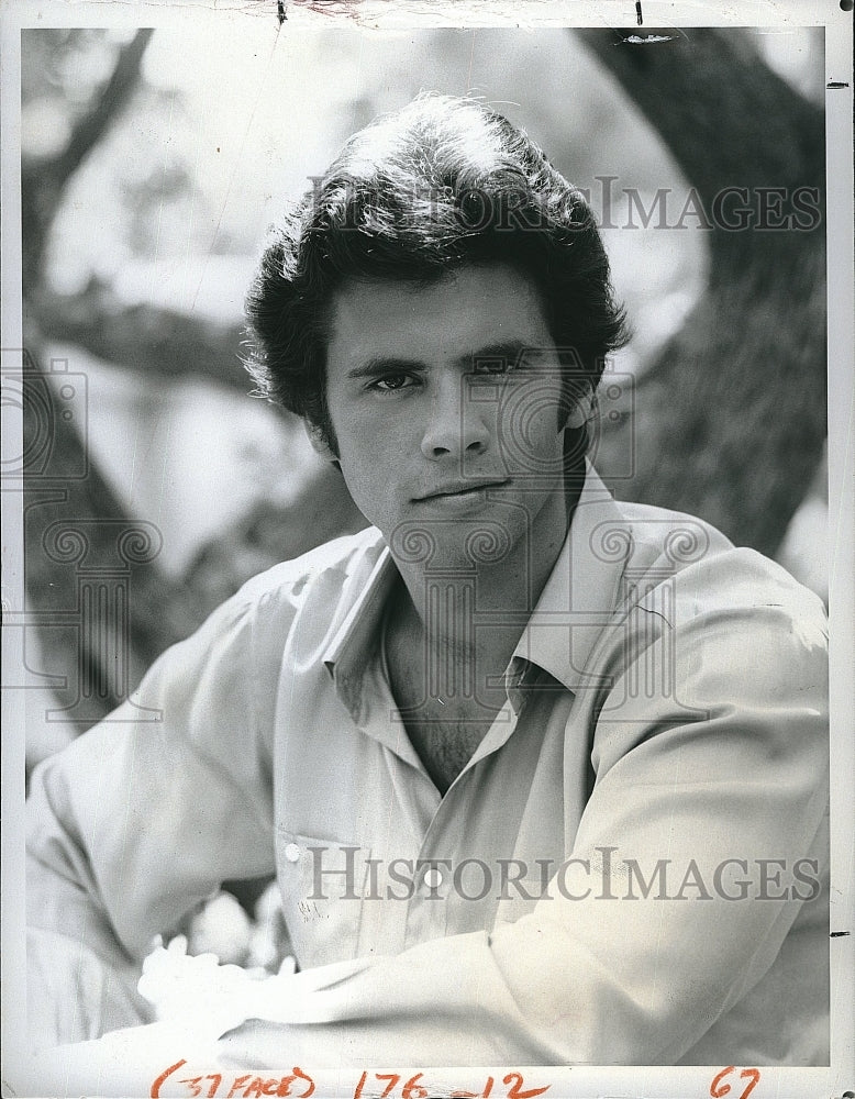 1981 Press Photo Lorenzo Lamas American Actor Falcon Crest Drama TV Show - Historic Images