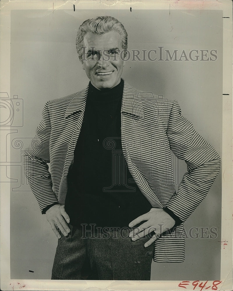 1982 Press Photo Fernando Lamas Argentine Actor Director Father Lorenzo - Historic Images