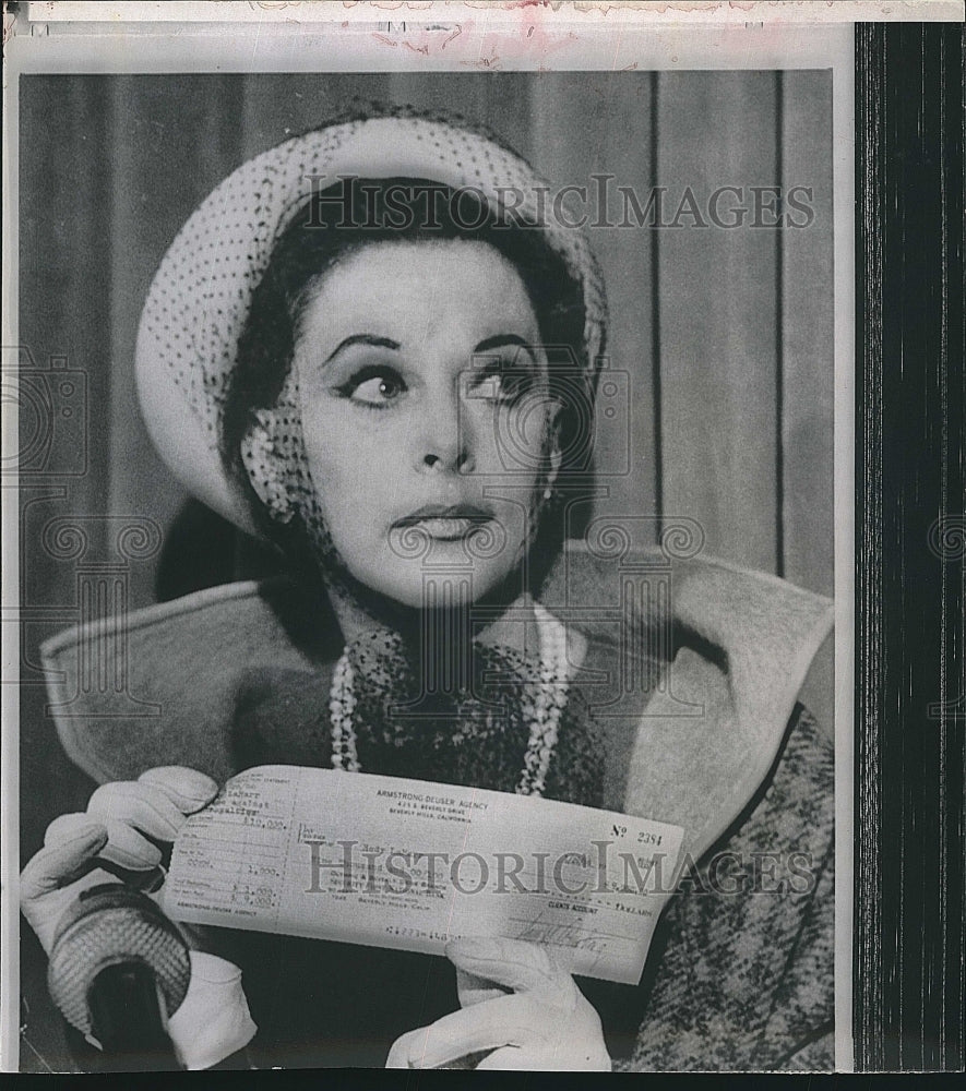 1966 Press Photo Actress Hedy Lamarr with her check accused of shoplifting - Historic Images