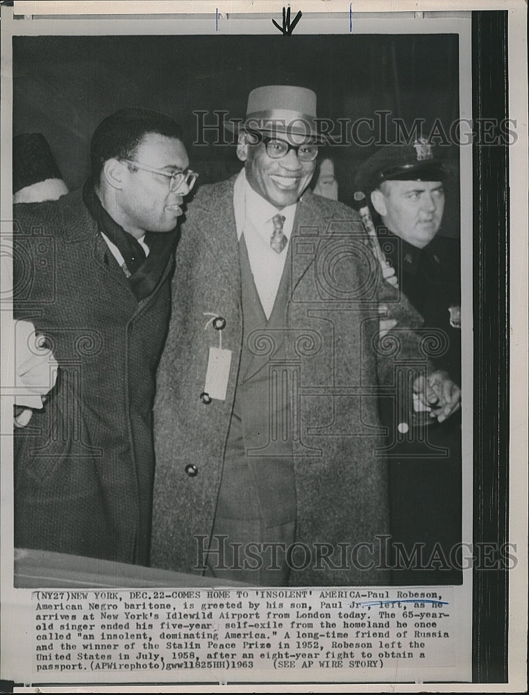 1963 Press Photo American Baritone Paul Robesco, greeted by son Paul Jr. - Historic Images