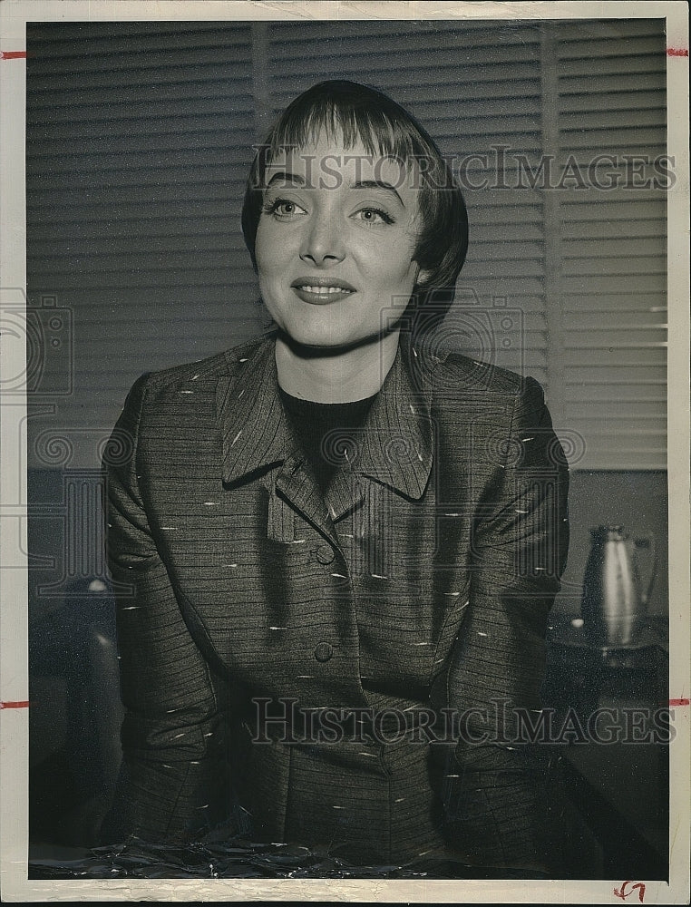 Press Photo Young Woman Cutto Mcaleena - Historic Images